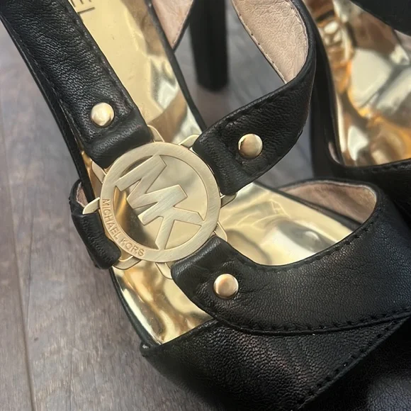Michael Kors Chic Heels - Picture 2 of 9